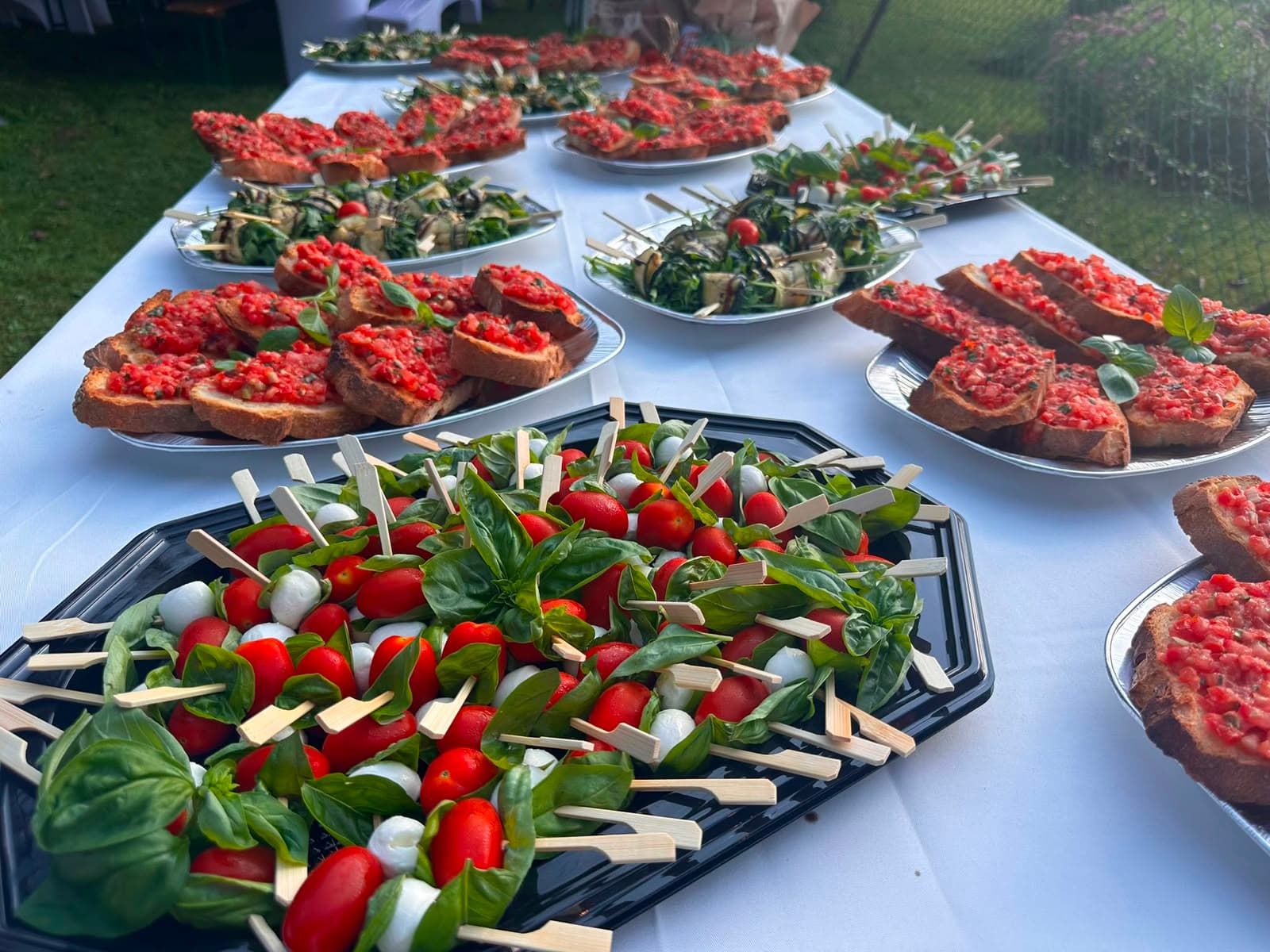 Italienisches Antipasti-Buffet mit Bruschetta, Caprese-Spießen und Zucchiniröllchen