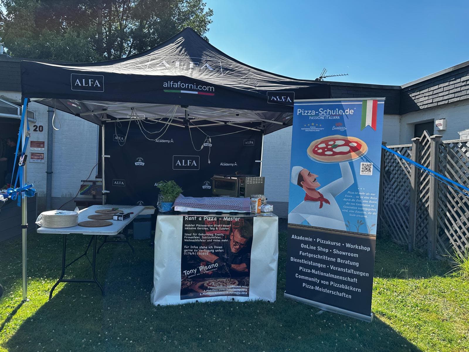 Pizza Party Stand mit Alfa Forni und Pizza-Schule bei einer Veranstaltung