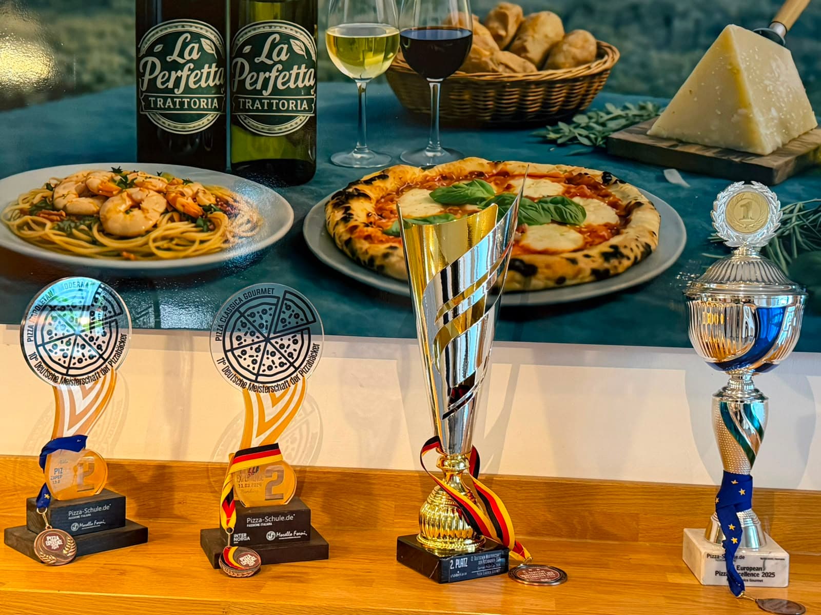 Tonys Pokale und Medaillen aus nationalen und europäischen Pizza-Meisterschaften