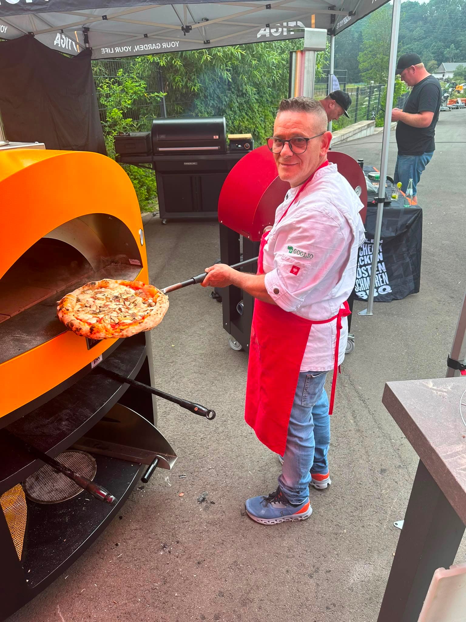 Tonino Pisano backt bei einem Event eine Pizza im mobilen Ofen