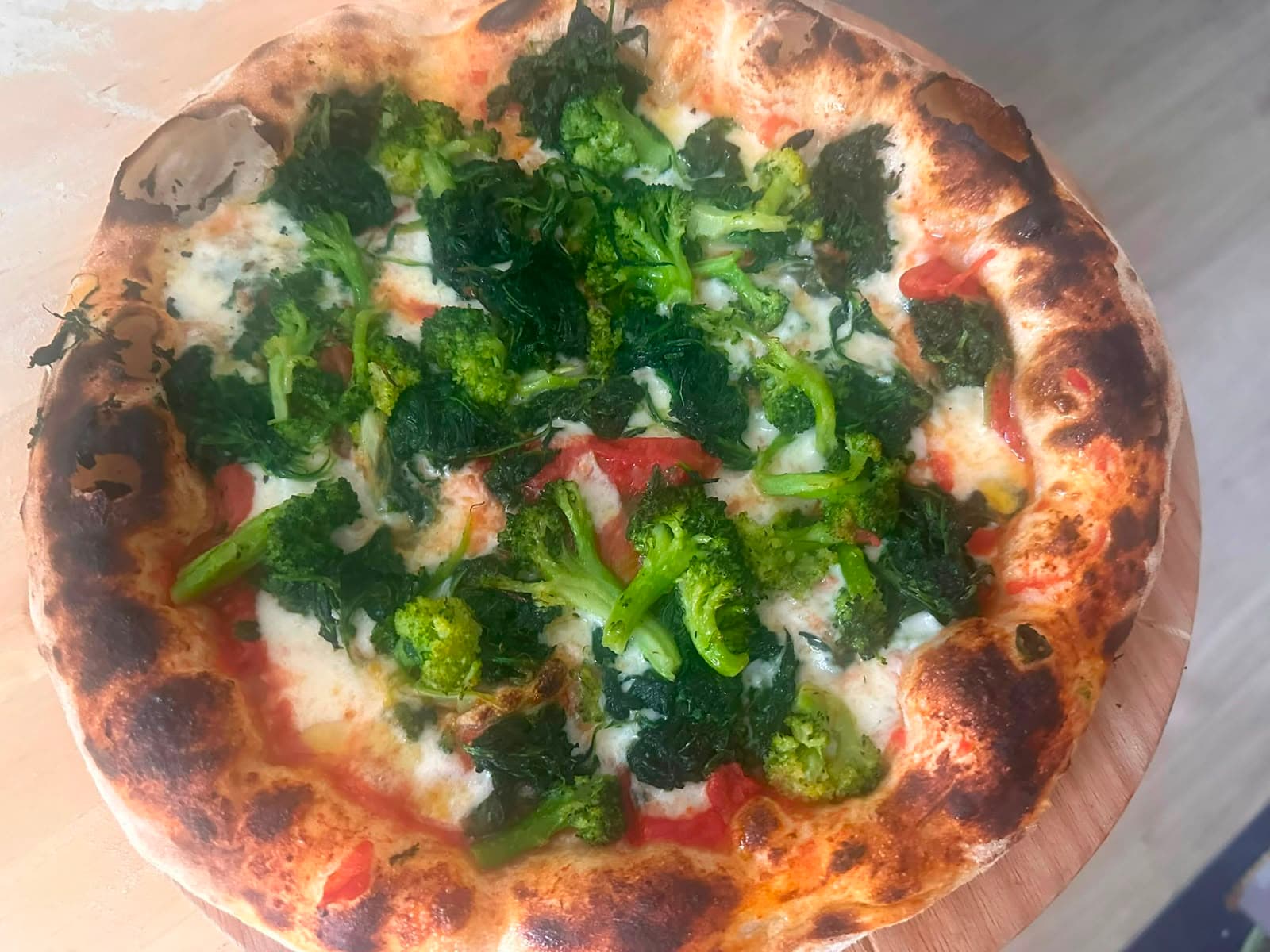 Vegetarische Pizza mit Brokkoli und Blattgemüse