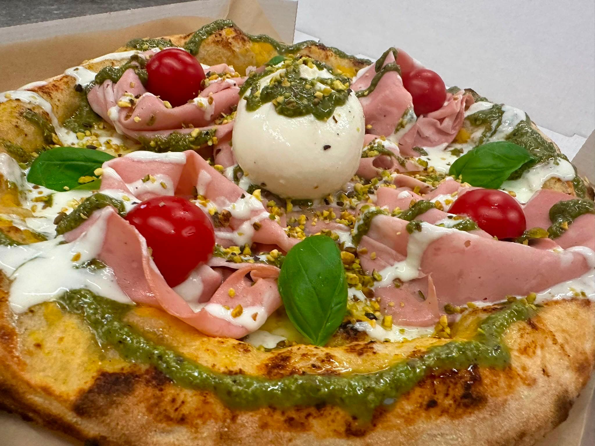 Spezialpizza mit Mortadella, Burrata und Pistazien