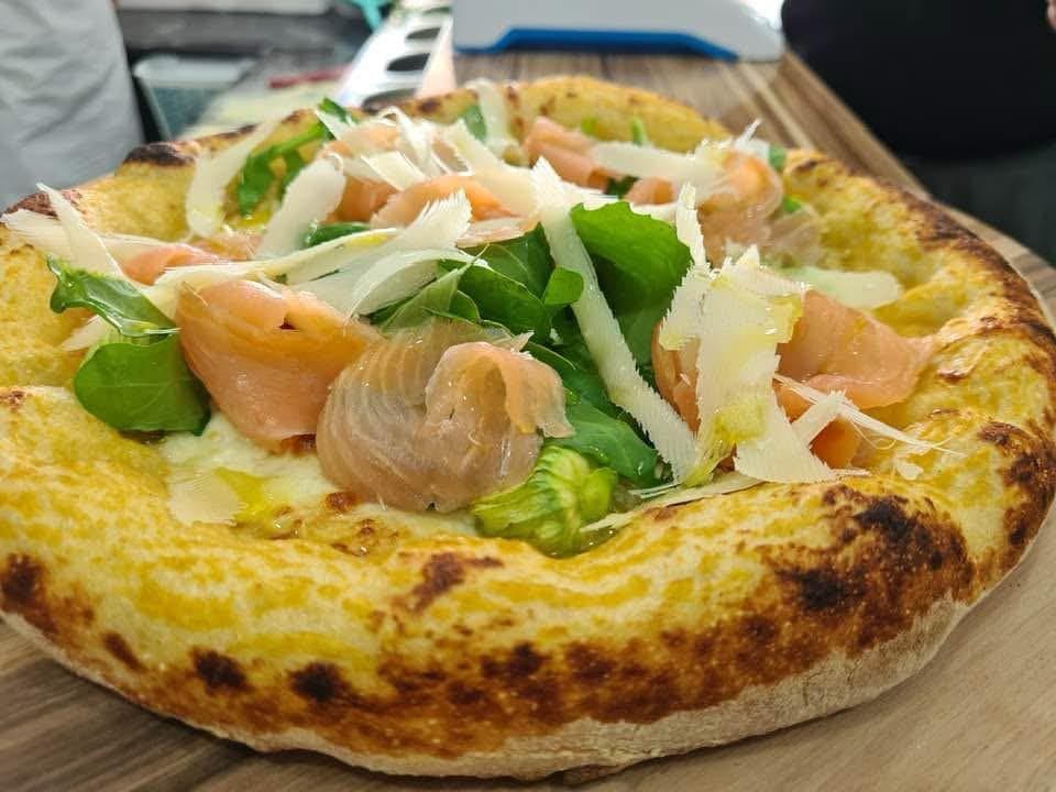 Pizza mit Lachs, Rucola und Parmesan