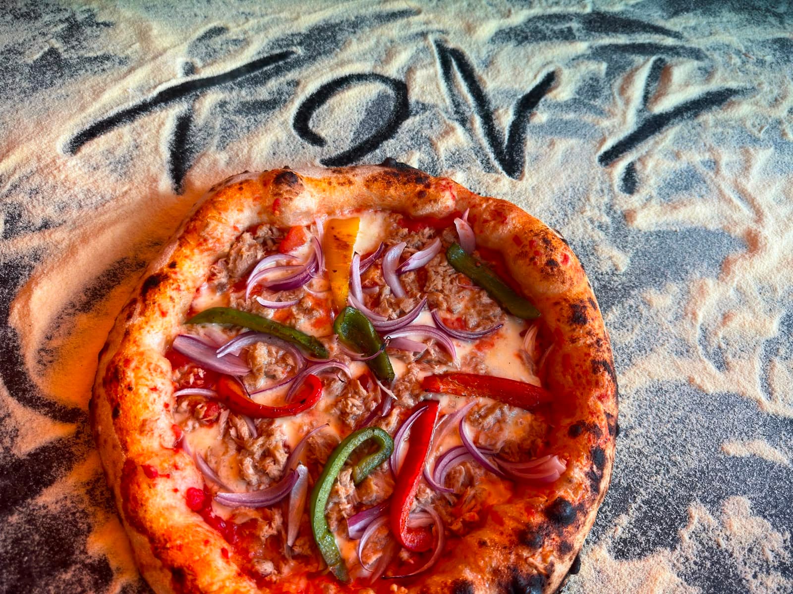 Pizza Tonno mit Paprika und roten Zwiebeln