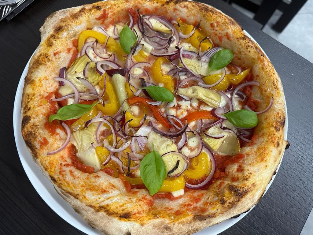 Vegetarische Pizza mit Artischocken, Paprika und Zwiebeln
